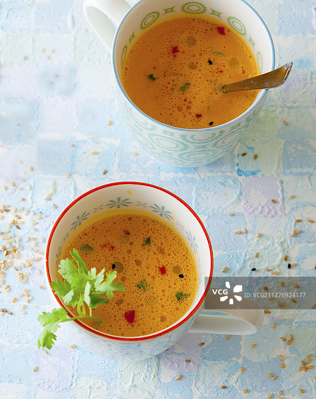 配香菜和芝麻的南瓜汤图片素材