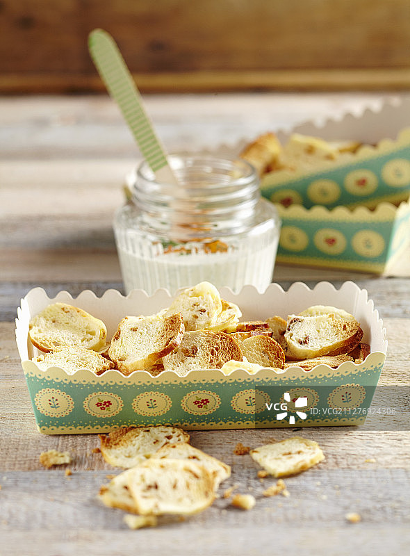 纸盒装奶油奶酪蘸酱贝果脆片图片素材