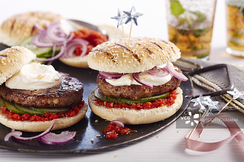 阿拉伯羊肉汉堡配酸奶橙汁蘸酱和自制哈里萨辣酱图片素材