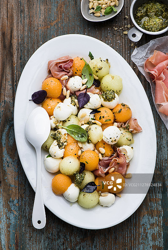 蜜瓜配意大利熏火腿、马苏里拉奶酪和香蒜酱图片素材