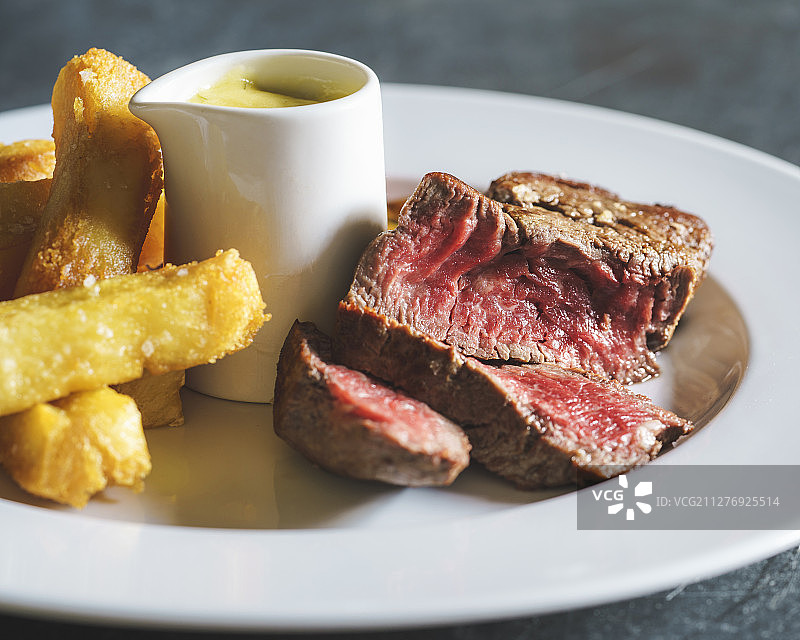 牛肉西冷、三次炸薯条和伯尔尼酱图片素材