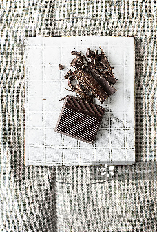 部分切碎的黑巧克力图片素材