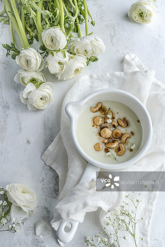 在白色罐子中提供的澳洲坚果和腰果布丁图片素材