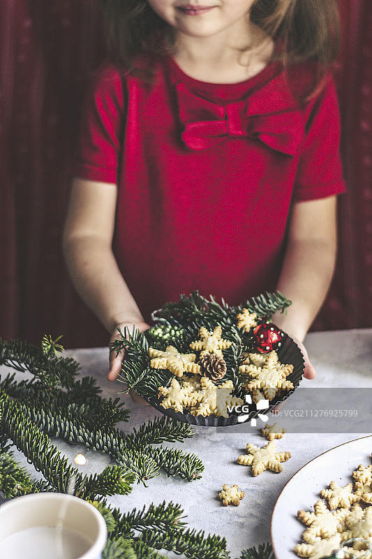 儿童手捧椰蓉雪花饼干图片素材