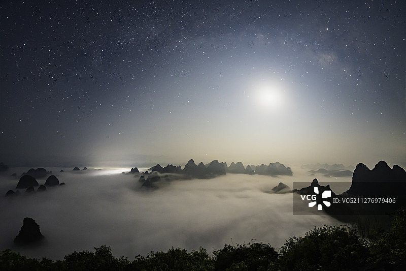 广西桂林阳朔兴坪夏季漓江大面山月升银河风光摄影图片素材