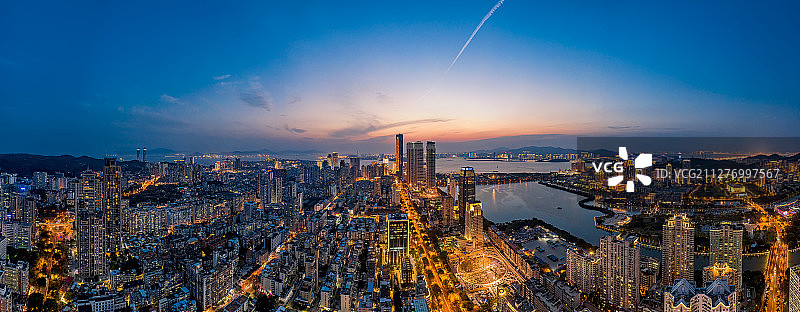 厦门城市风光-鸟瞰华灯初上的城市图片素材