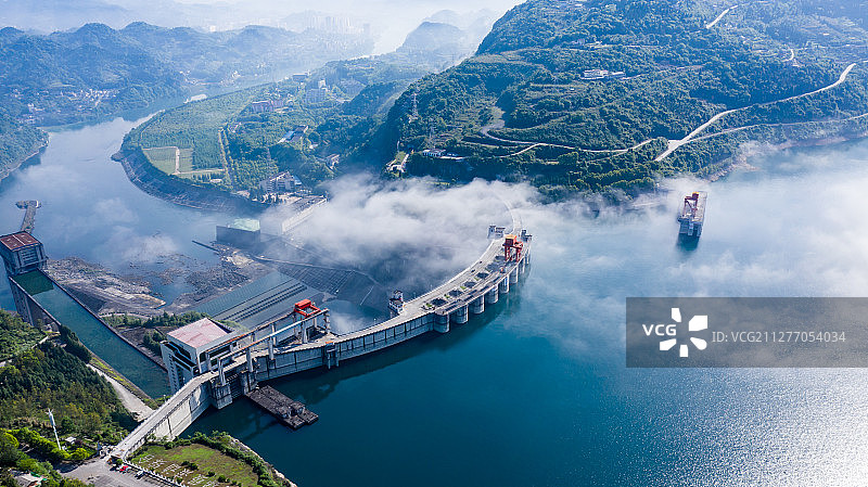 +云雾缭绕隔河岩电站+湖北省宜昌市长阳土家族自治县龙舟图片素材