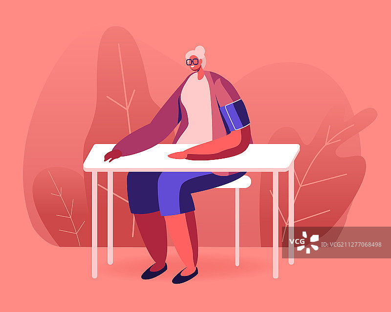 肩上戴着眼压计袖带的年长妇女图片素材