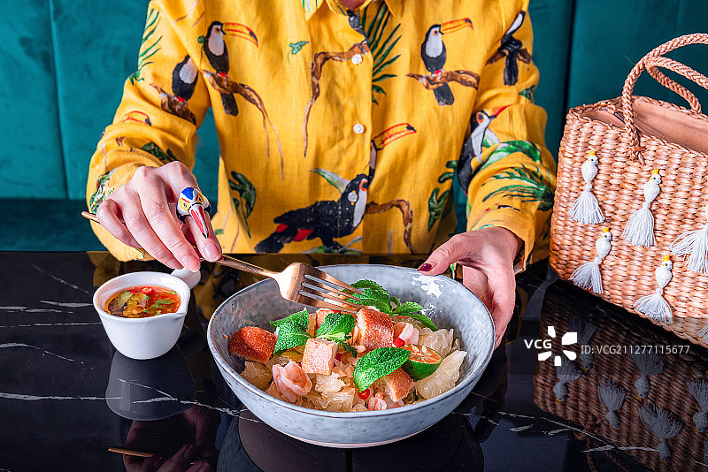 一个人在餐厅吃水果沙拉图片素材