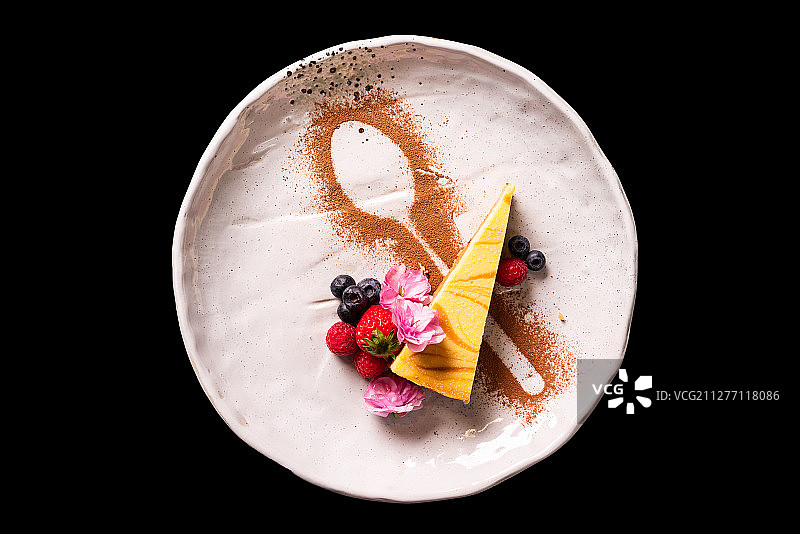 女性在餐厅吃草莓蛋糕图片素材