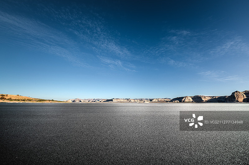 岩石边的停车场图片素材