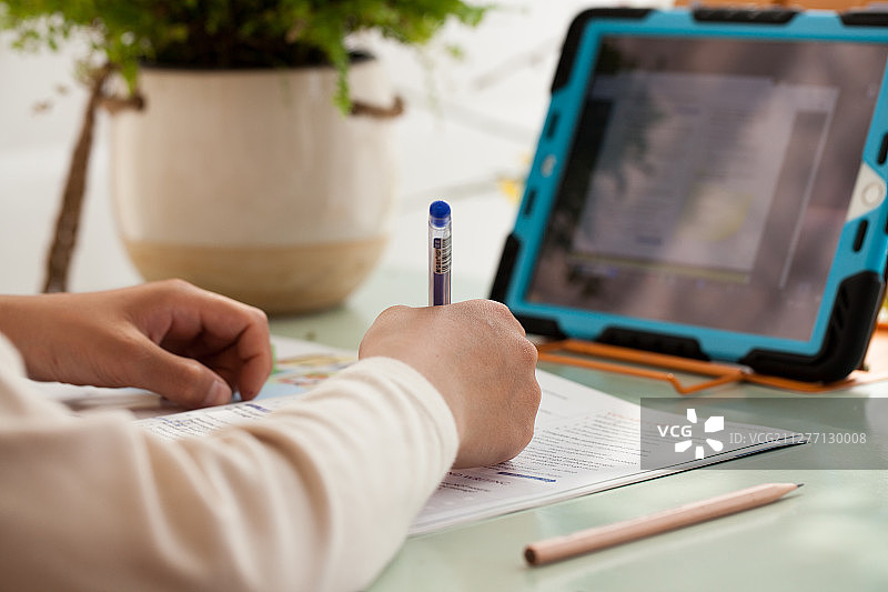 男孩在家学习图片素材