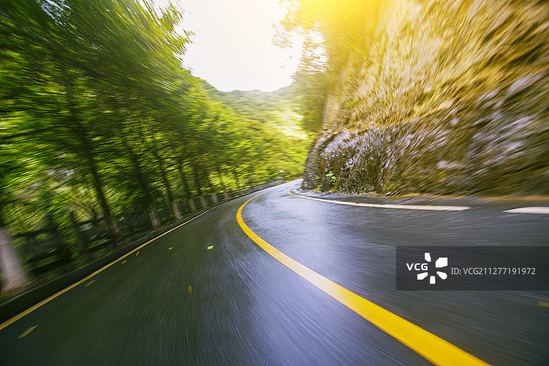 雨后天晴的夏日山路柏油路面弯曲动感模糊汽车广告背景图图片素材