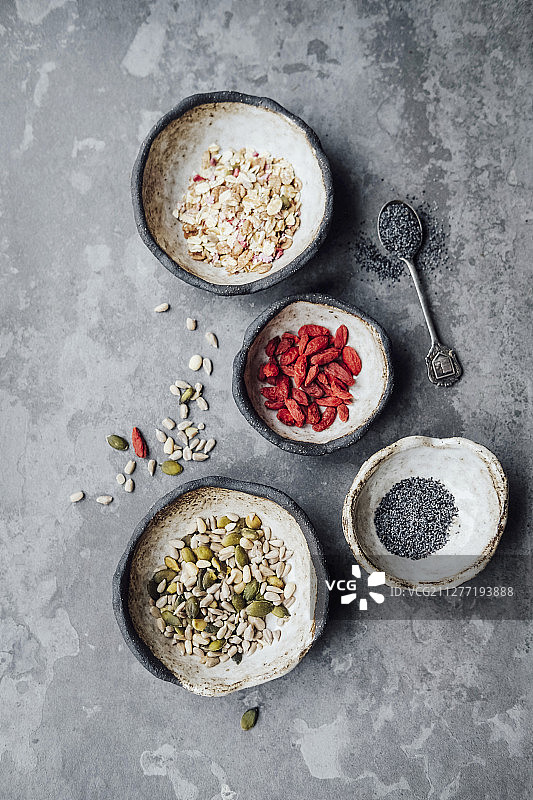 燕麦、枸杞、奇亚籽和坚果图片素材