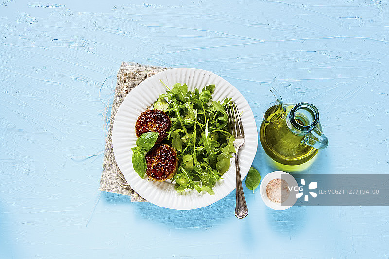 自制炸肉排和沙拉图片素材