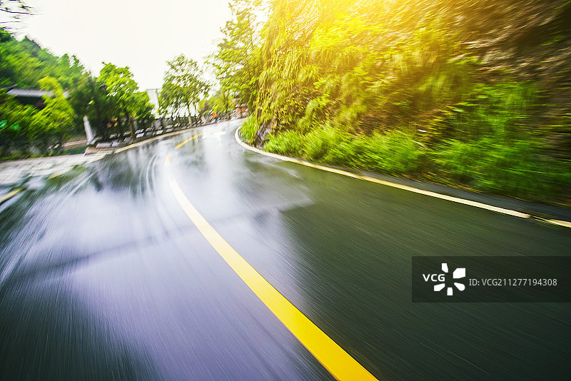 雨后天晴的夏日山路柏油路面弯曲动感模糊汽车广告背景图图片素材
