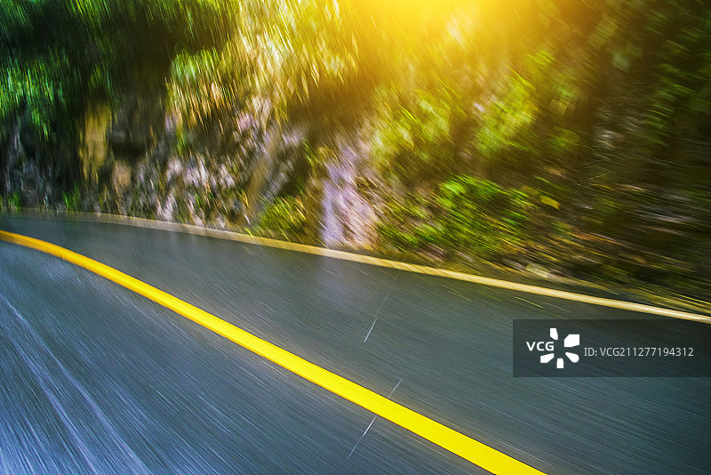 雨后天晴的夏日山路柏油路面弯曲动感模糊汽车广告背景图图片素材