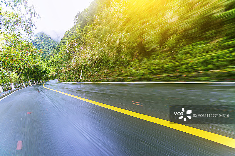 雨后天晴的夏日山路柏油路面弯曲动感模糊汽车广告背景图图片素材