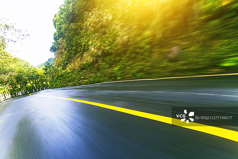 雨后天晴的夏日山路柏油路面弯曲动感模糊汽车广告背景图图片素材