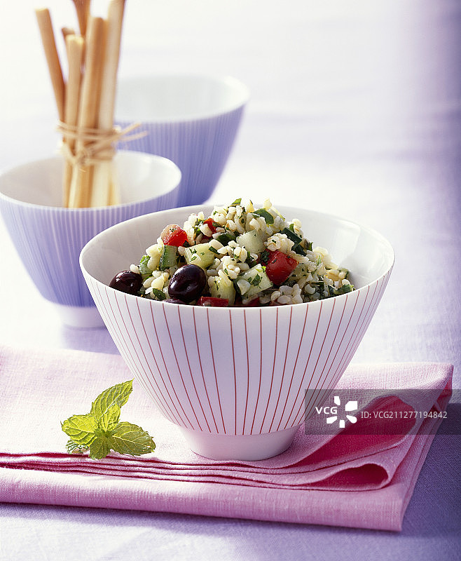 黄瓜橄榄欧芹薄荷柠檬保加麦沙拉图片素材