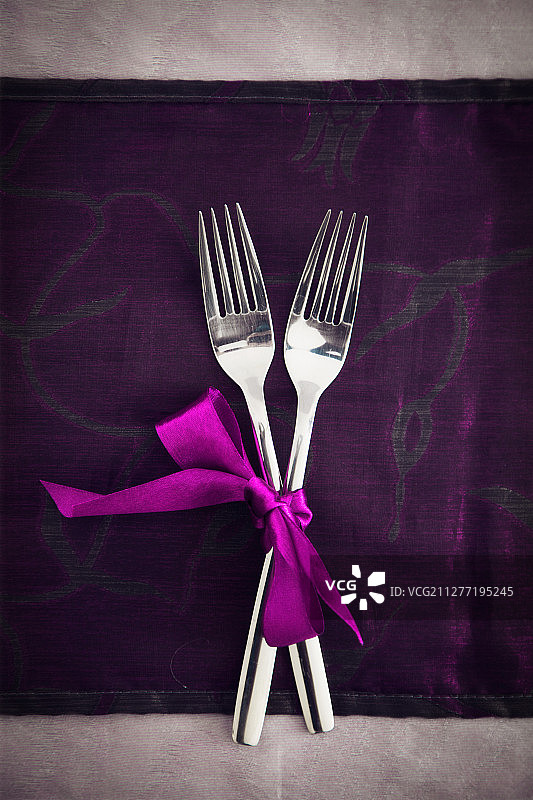 情人节餐桌布置——两把叉子图片素材