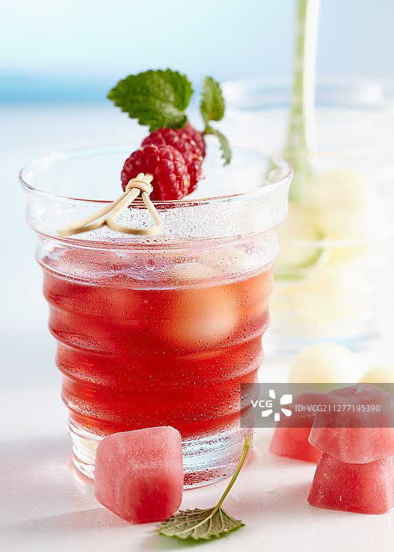 搭配粉色冰块的覆盆子蜜瓜无酒精潘趣酒图片素材