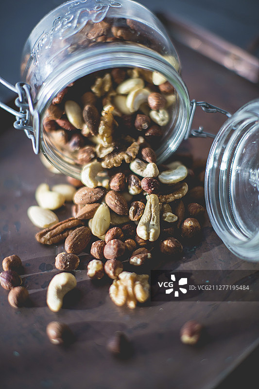 玻璃杯中的各种坚果图片素材