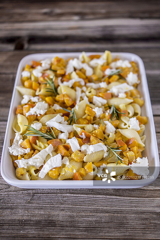 搭配北海道南瓜、马苏里拉奶酪和迷迭香的直纹贝壳面图片素材