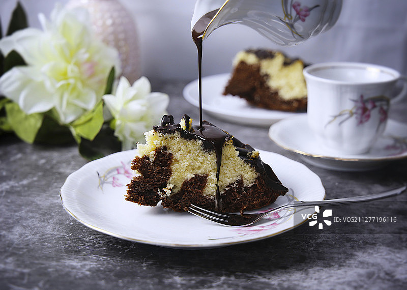 大理石蛋糕切片上的巧克力酱图片素材