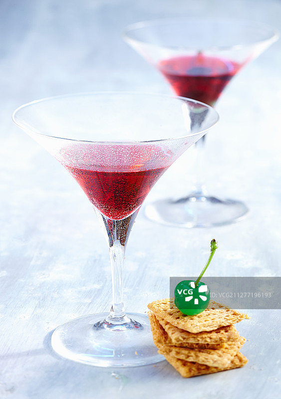 添加味美思、金酒和石榴糖浆的马提尼甜酒图片素材