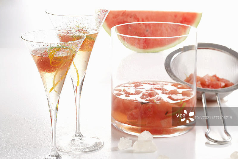 西瓜、青柠、橙子、冰糖和格拉巴酒制成的自制利口酒图片素材