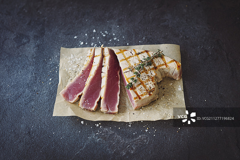 烤金枪鱼排配粗海盐和百里香图片素材