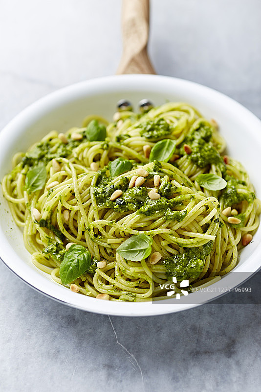 平底锅里的菠菜香蒜松子罗勒意面图片素材