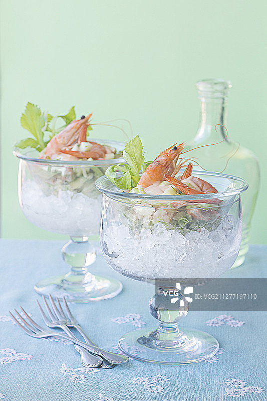 玻璃杯中鲜虾鸡尾酒配碎冰图片素材