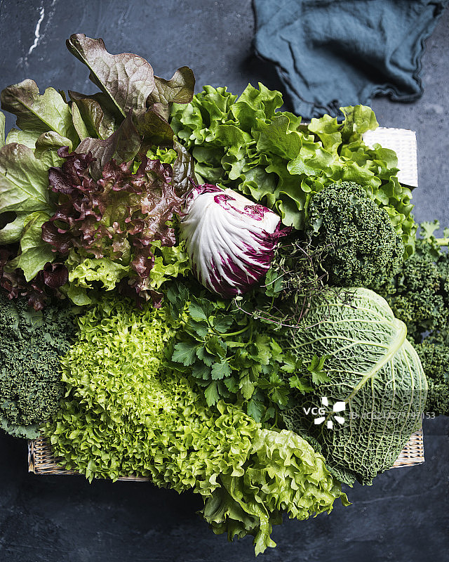一箱皱叶甘蓝、欧芹、百里香和各种生菜图片素材