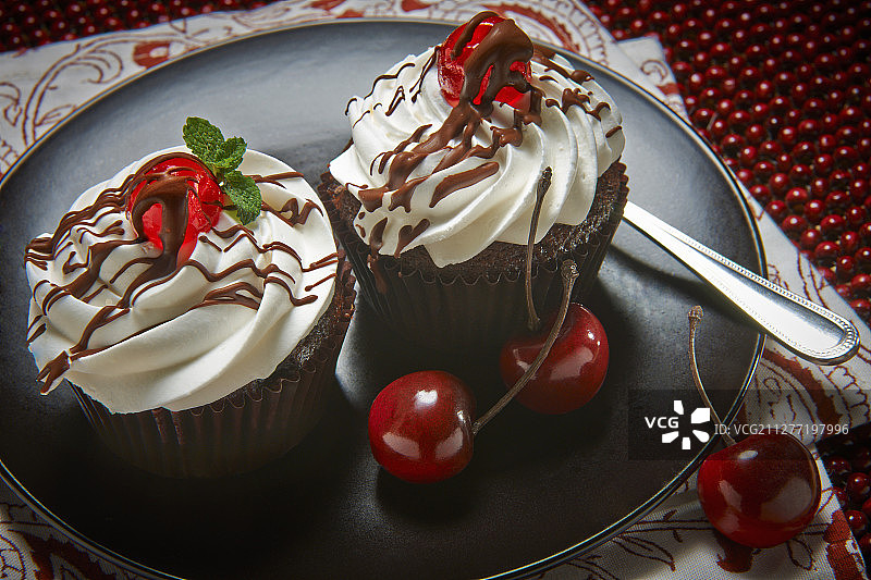 带樱桃的巧克力纸杯蛋糕图片素材