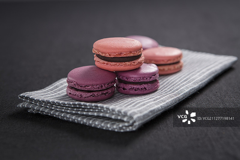 餐巾上的各种粉色马卡龙图片素材