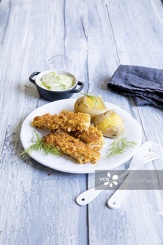 自制鱼条配烤土豆图片素材