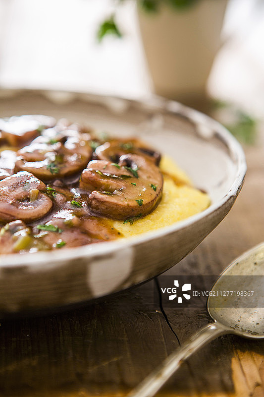 迷迭香红酒蘑菇奶油玉米粥图片素材