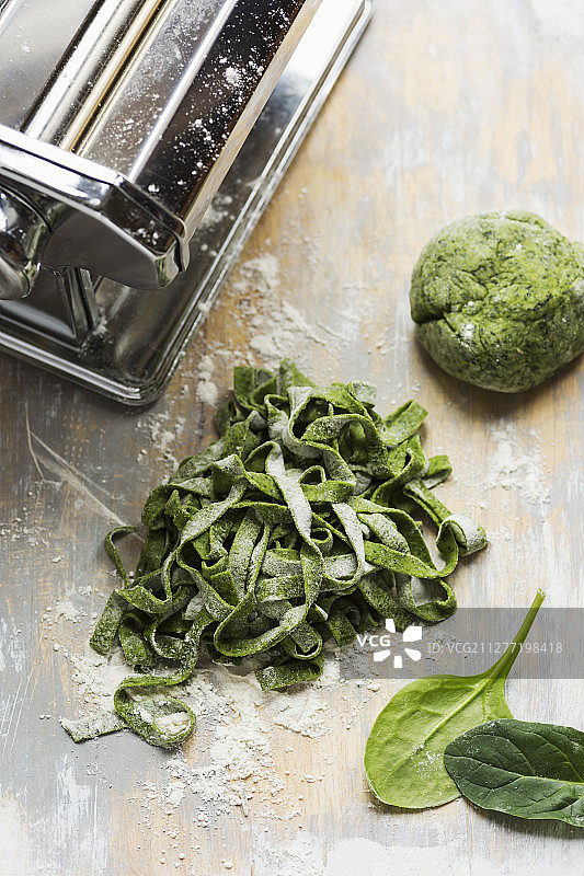 自制菠菜意大利面面团，用制面机切成意大利细面条图片素材