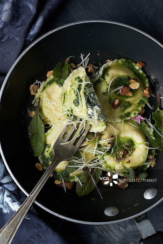 香蒜酱意大利饺子图片素材