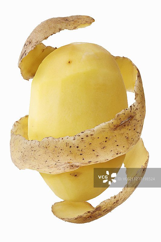 削皮的马铃薯和马铃薯皮图片素材