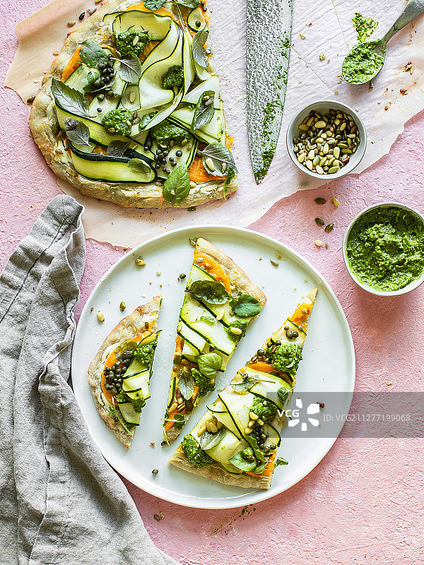 含有西葫芦、香草和香蒜酱的披萨图片素材