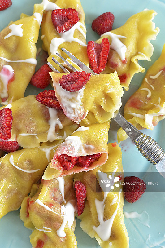 草莓波兰饺子图片素材