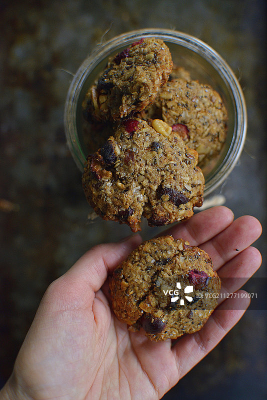 手中的燕麦饼干图片素材