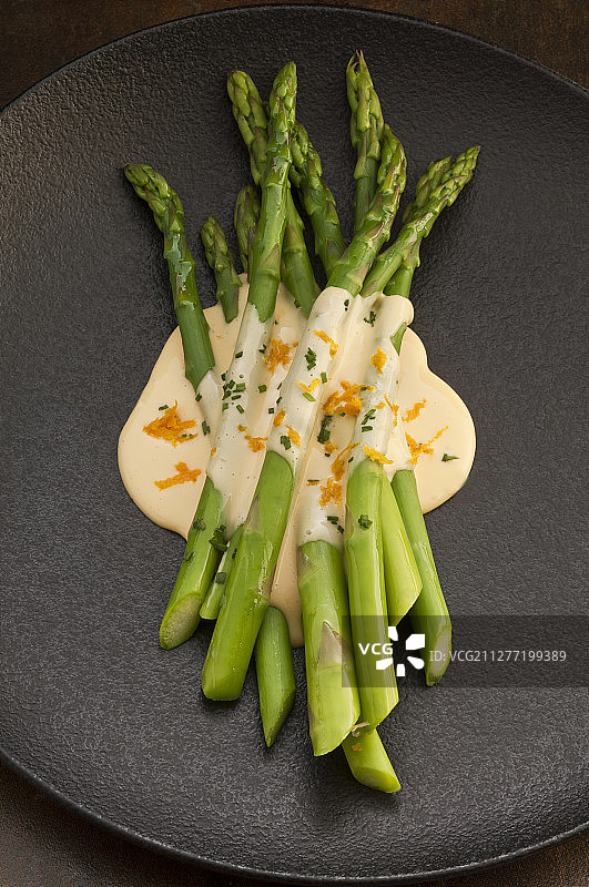 搭配橙色荷兰酱的绿色芦笋图片素材