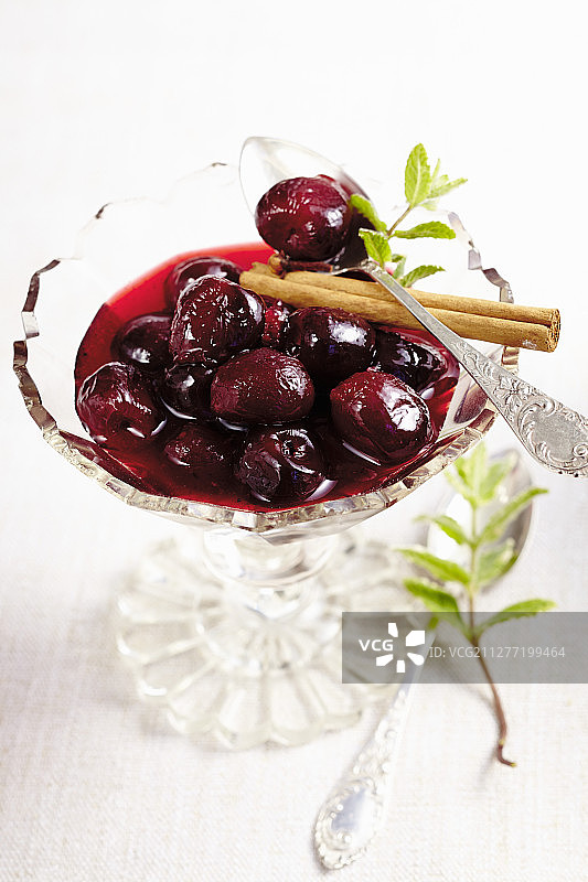 柠檬、肉桂和薄荷糖渍酸樱桃图片素材