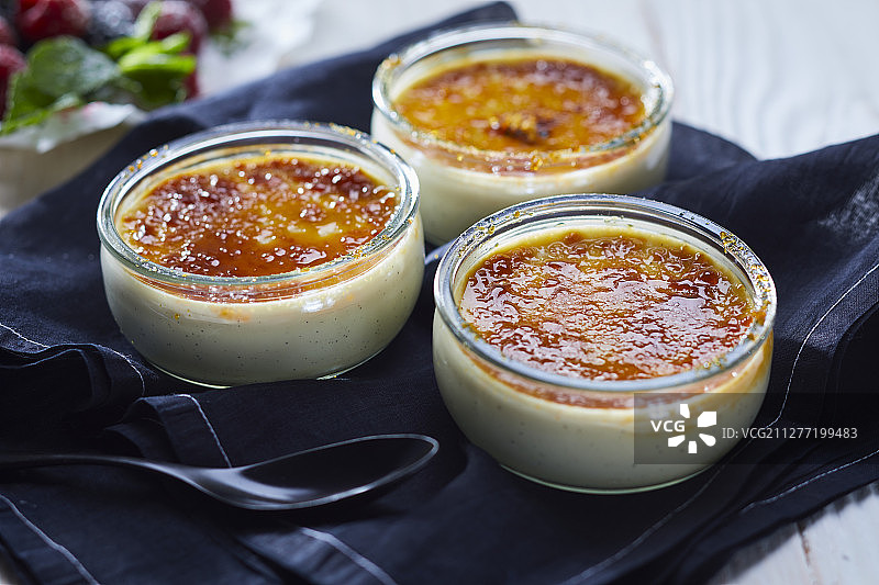 三个玻璃烤盅中的法式焦糖布丁图片素材