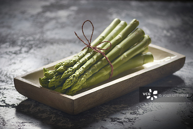木碗里的一捆绿色芦笋图片素材
