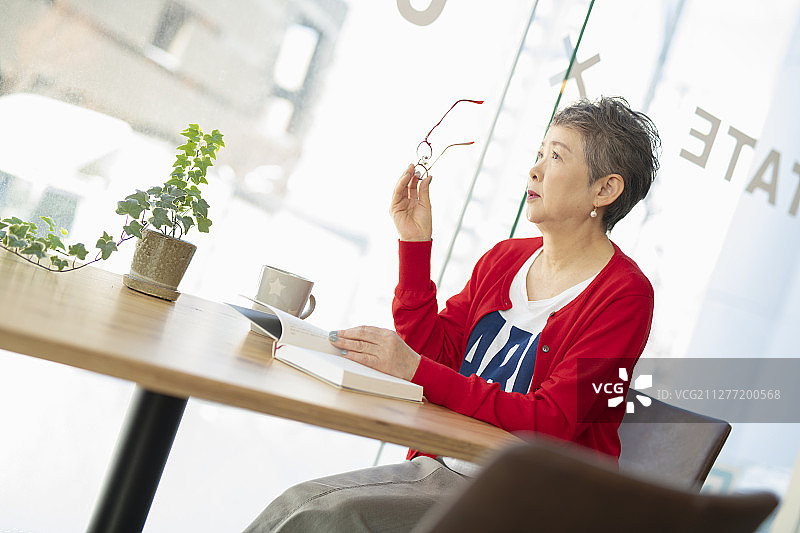 年长的女人摘下眼镜眺望远方图片素材
